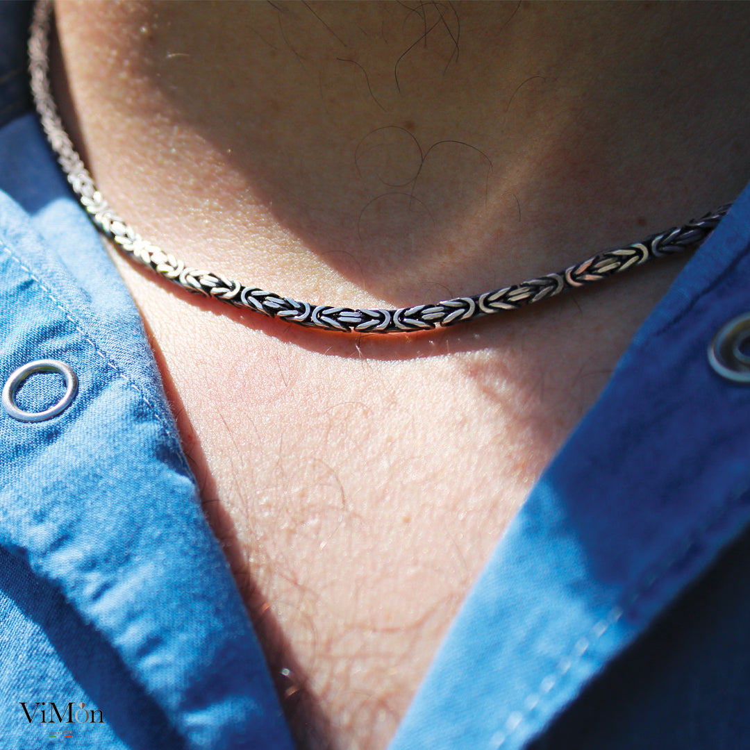 Collana uomo in argento indossata da un modello, che mostra come la maglia si adatta e si abbina al look