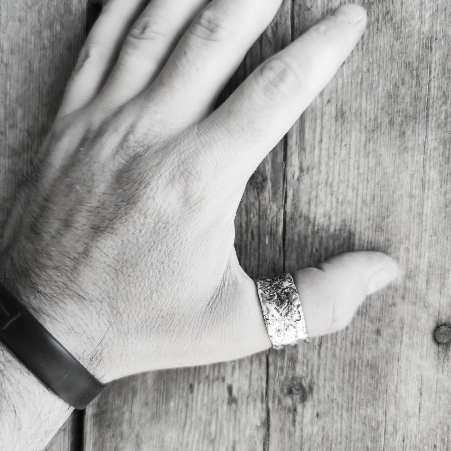 Anello a fascia in Argento Martellato