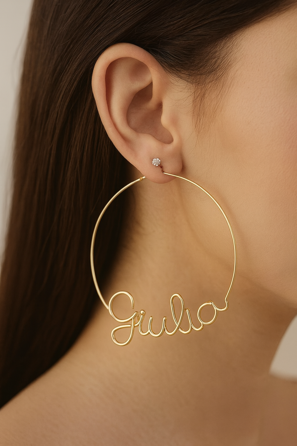 Orecchini personalizzati in argento 925 con nome, indossati al lobo per mostrare design artigianale elegante