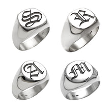 Carica l'immagine nel visualizzatore di Gallery, nove25 anello lettera chevallier con sigillo stemma iniziale nome su ordinazione da uomo maschio in argento sterling nero antico