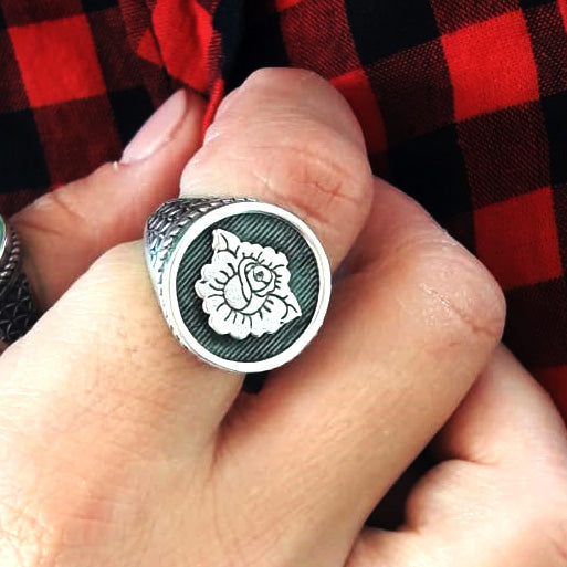 donna ragazza indossa anello regolabile modello chevalier in argento 925 antico con sigillo a forma di rosa stile tattoo old school