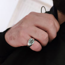 Carica l'immagine nel visualizzatore di Gallery, ragazzo uomo indossa anello chevalier con stemma sigillo quadrato ovale lettera iniziale nome argento 925 tipo simile tiffany nove25 pietro ferrante