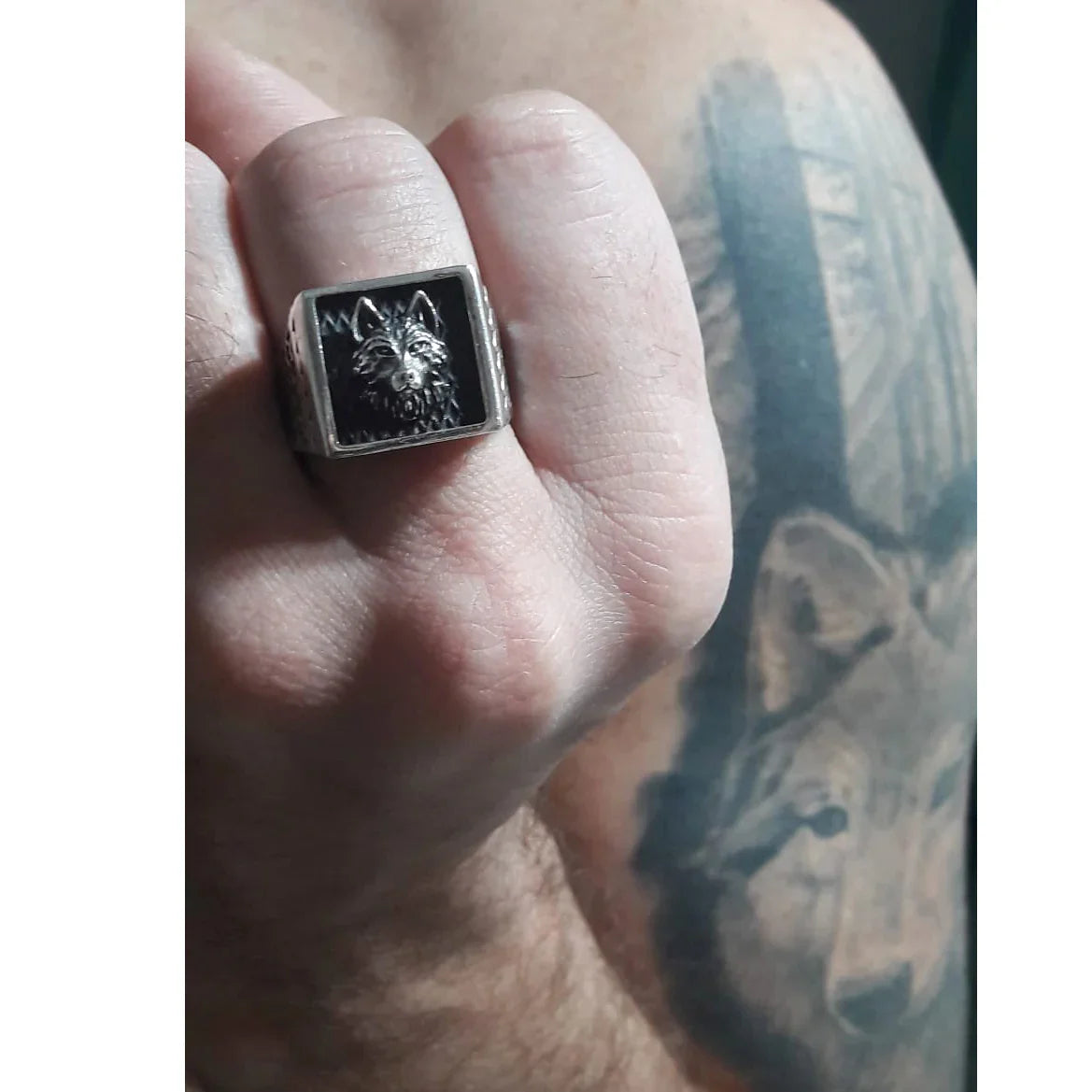 uomo ragazzo indossa anello cavaliere modello chevalier in argento 925 antico con stemma sigillo testa di lupo stile punkrock gotico vichingo medioevale