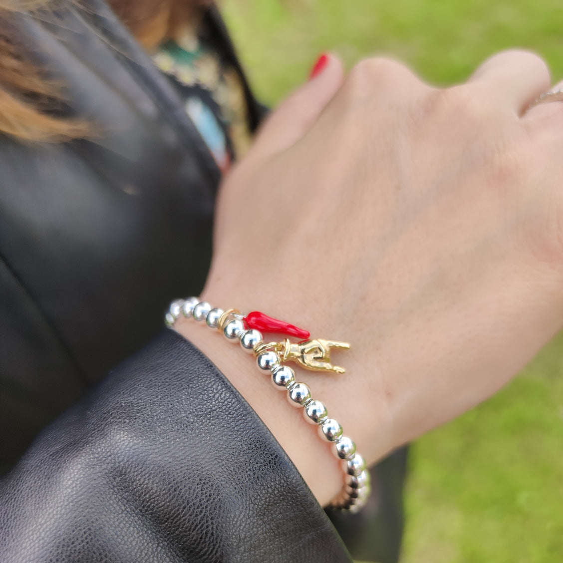 scongiuri scarmantico contro il malocchio portafortua corno cornetto rosso mano che fà le corna gioiello artigianale argento placcato oro giallo bracciale palline sfere