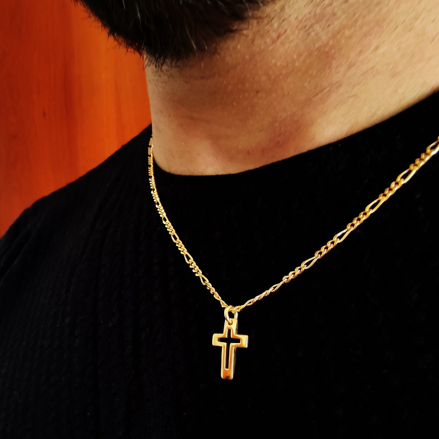 Collana da uomo in argento 925 placcato oro con croce, indossata sopra una t-shirt nera