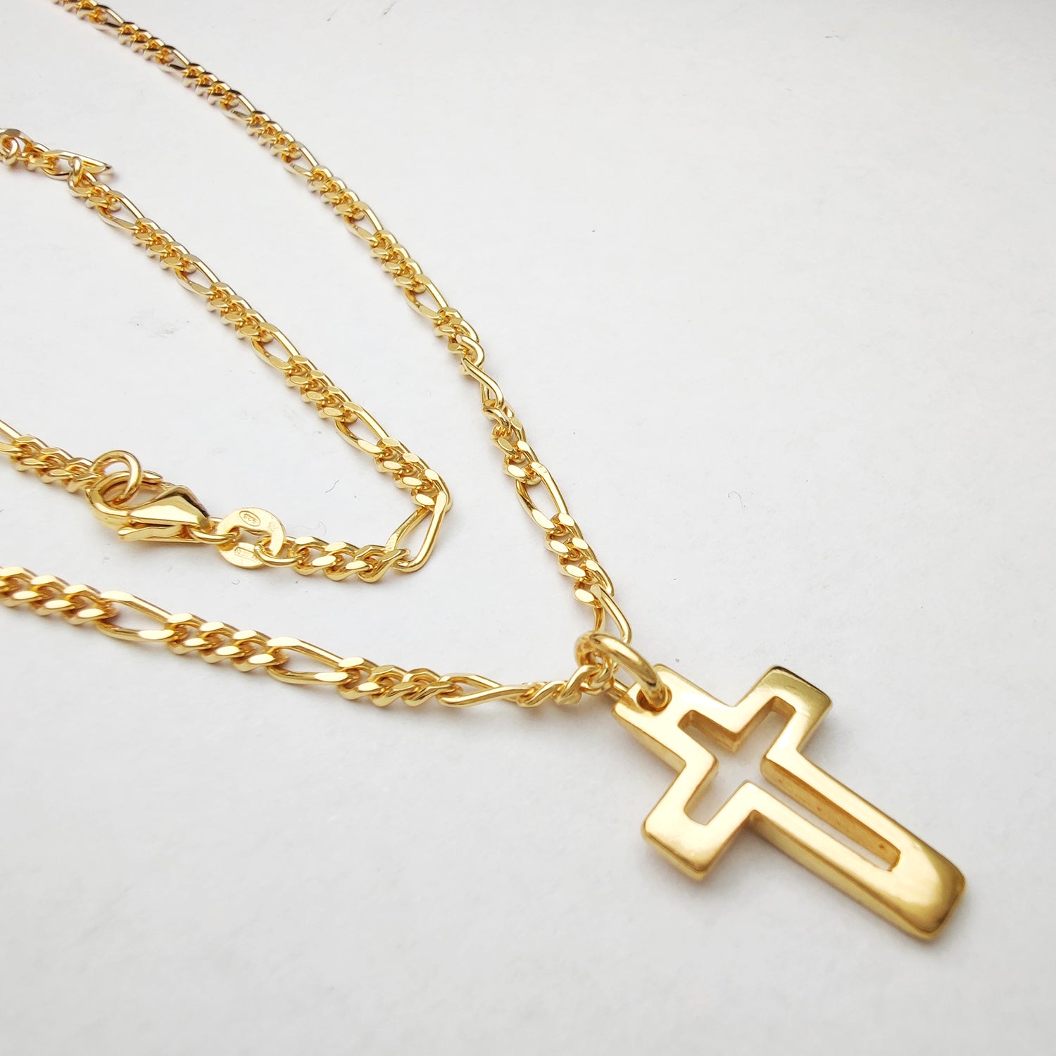 Collana da uomo con croce in argento 925 placcato oro, su sfondo bianco.