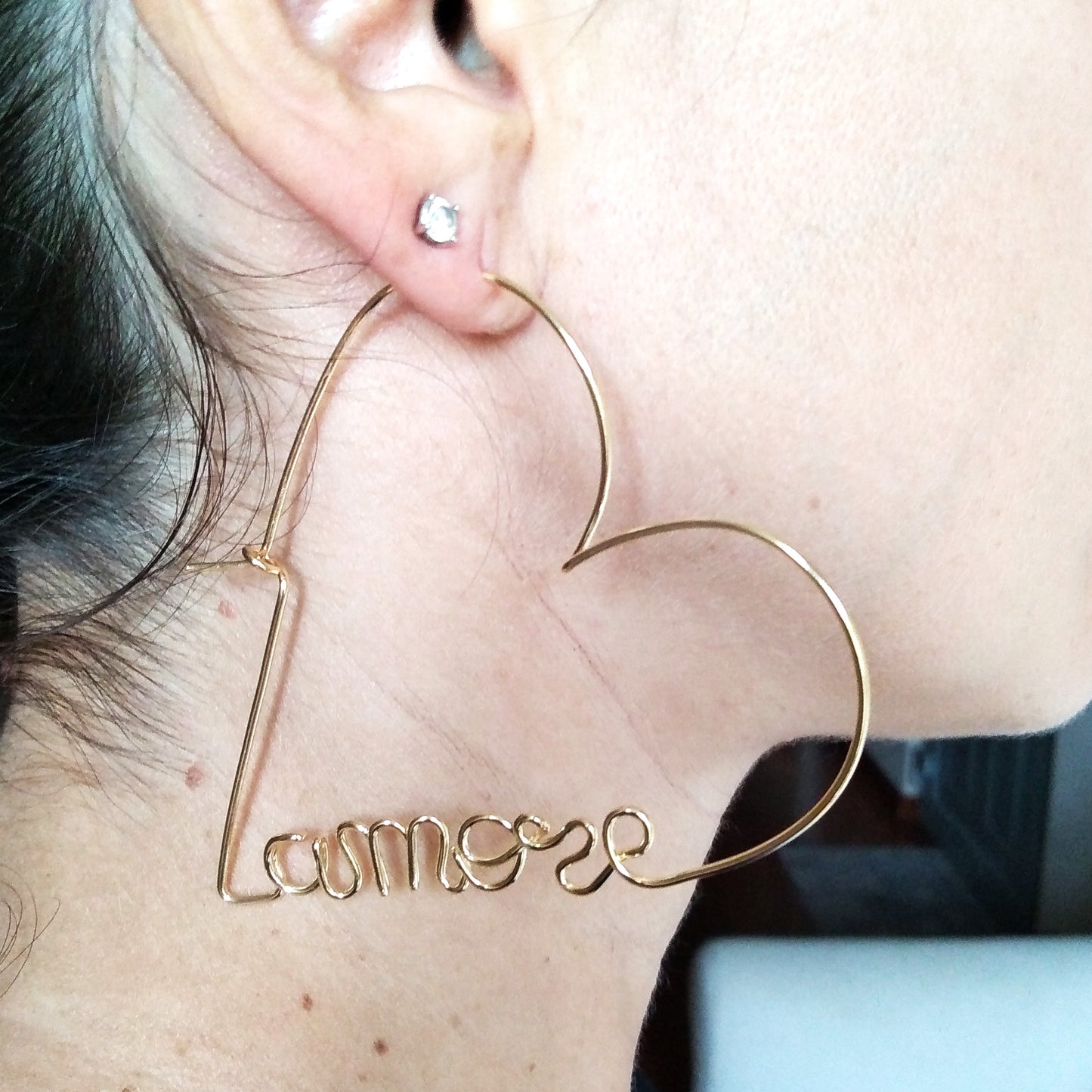 donna ragazza indossa orecchino grande a forma di cuore con personalizzazione scritta nome sorella mamma famiglia figlio figlia bambino bambina