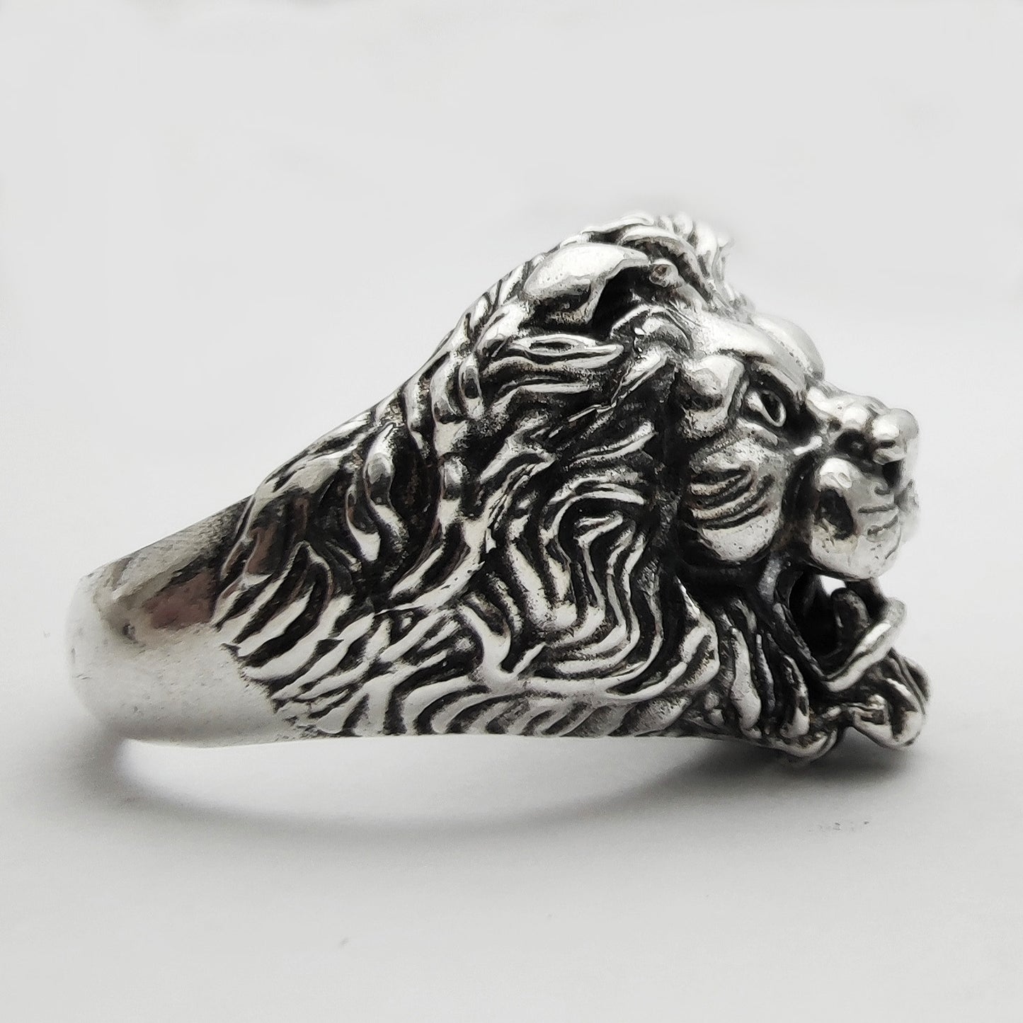 anello a forma di testa di leone realistica in argento nero antico disponibili tutte le misure taglie stile gomorra suburra cruciani rock punk soons of anarchy