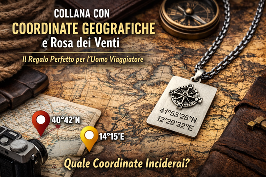 Collana in argento 925 con piastrina rosa dei venti e incisione coordinate geografiche GPS, appoggiata su mappa vintage, idea regalo per uomo viaggiatore e avventuriero.