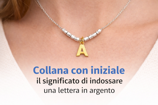 Collana con iniziale in argento 925 indossata, gioiello personalizzato con lettera pendente