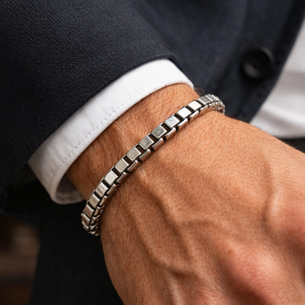 Bracciale uomo in argento 925 indossato al polso, esempio di gioiello artigianale Made in Italy.