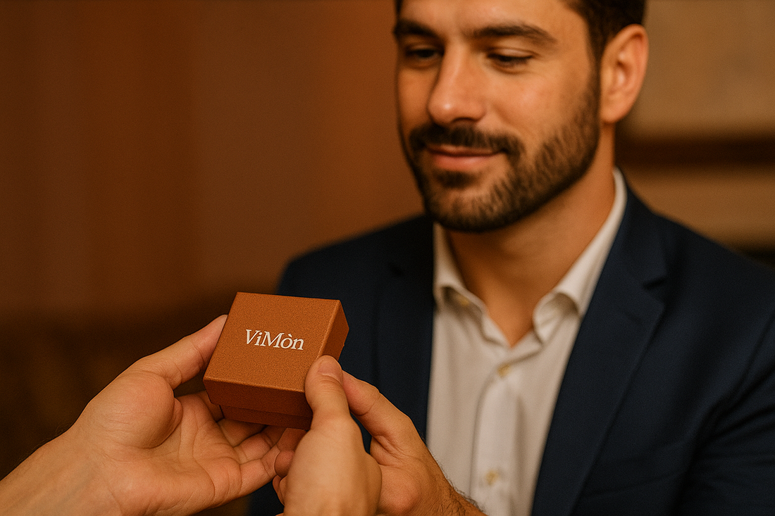 omo che riceve la scatola regalo ViMon con gioiello in argento 925