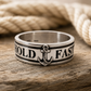 Anello Hold Fast da uomo in argento 925 con ancora, ambientato su legno rustico con corda nautica
