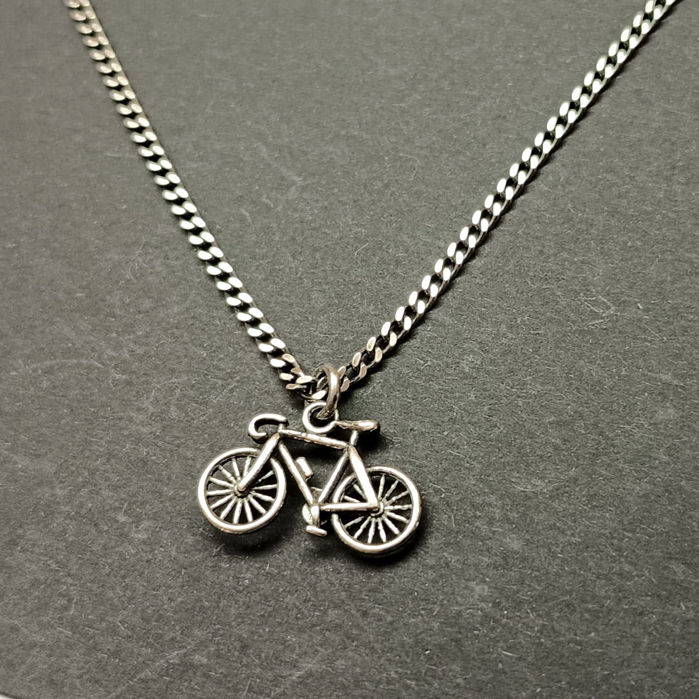 Collana artigianale da uomo in argento 925 brunito con catena grumetta e ciondolo a forma di bicicletta da corsa, simbolo di passione e libertà, ViMon Gioielli.