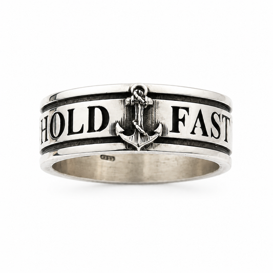 Anello Hold Fast da uomo in argento 925 brunito con ancora in rilievo su sfondo bianco