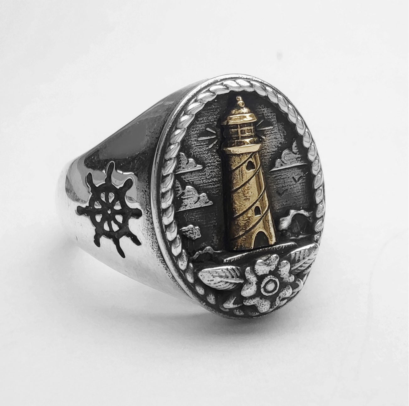 Vista superiore: forma ovale del castone con motivo faro centrato