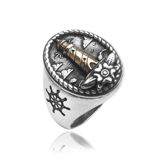 Anello Faro in argento 925 da uomo, vista frontale su fondo neutro