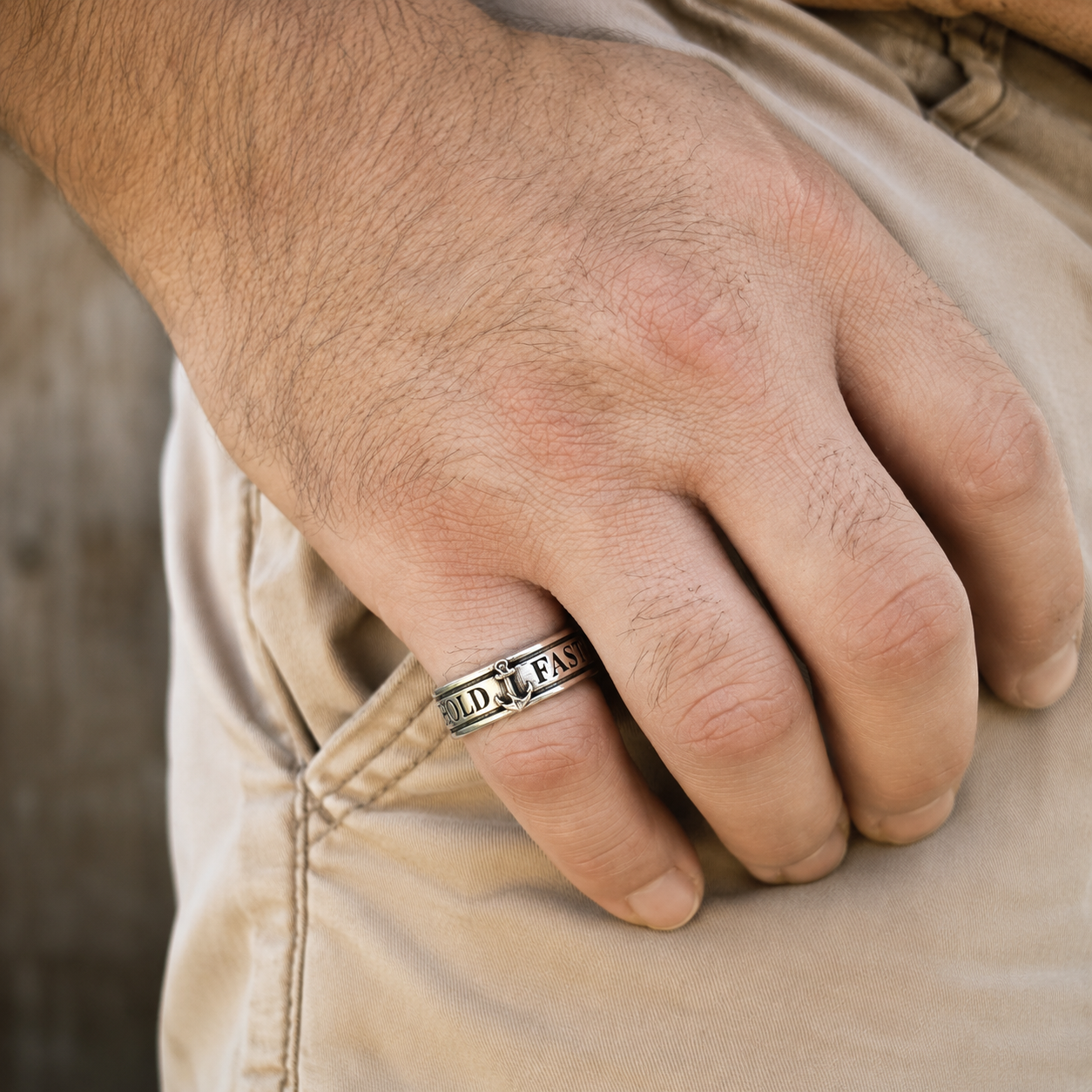 Anello Hold Fast da uomo in argento 925 con ancora, indossato sulla mano