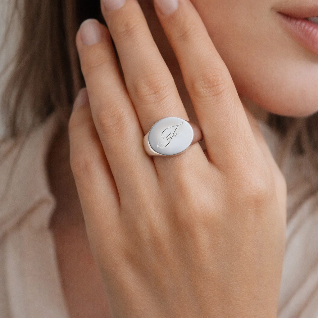 Anello chevalier con iniziale