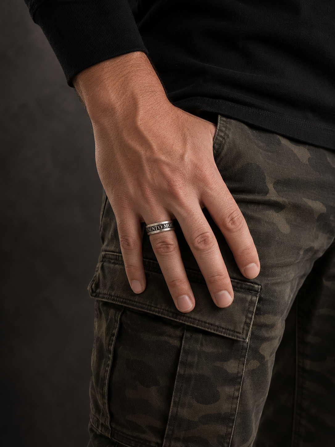 Anello Memento Mori da uomo in argento 925 indossato sulla mano