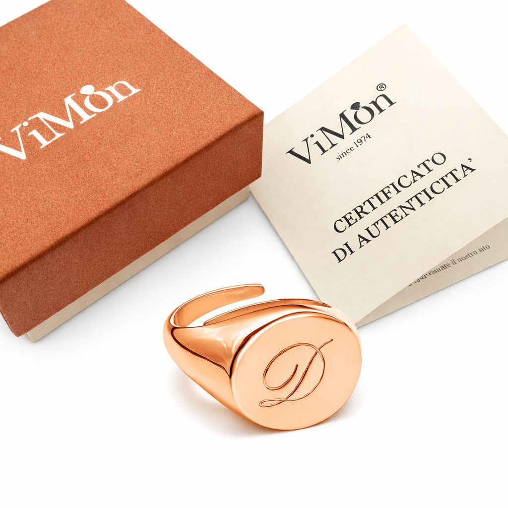 Anello chevalier con iniziale