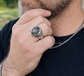 anello indossato uomo argento sigillo lupo 3d