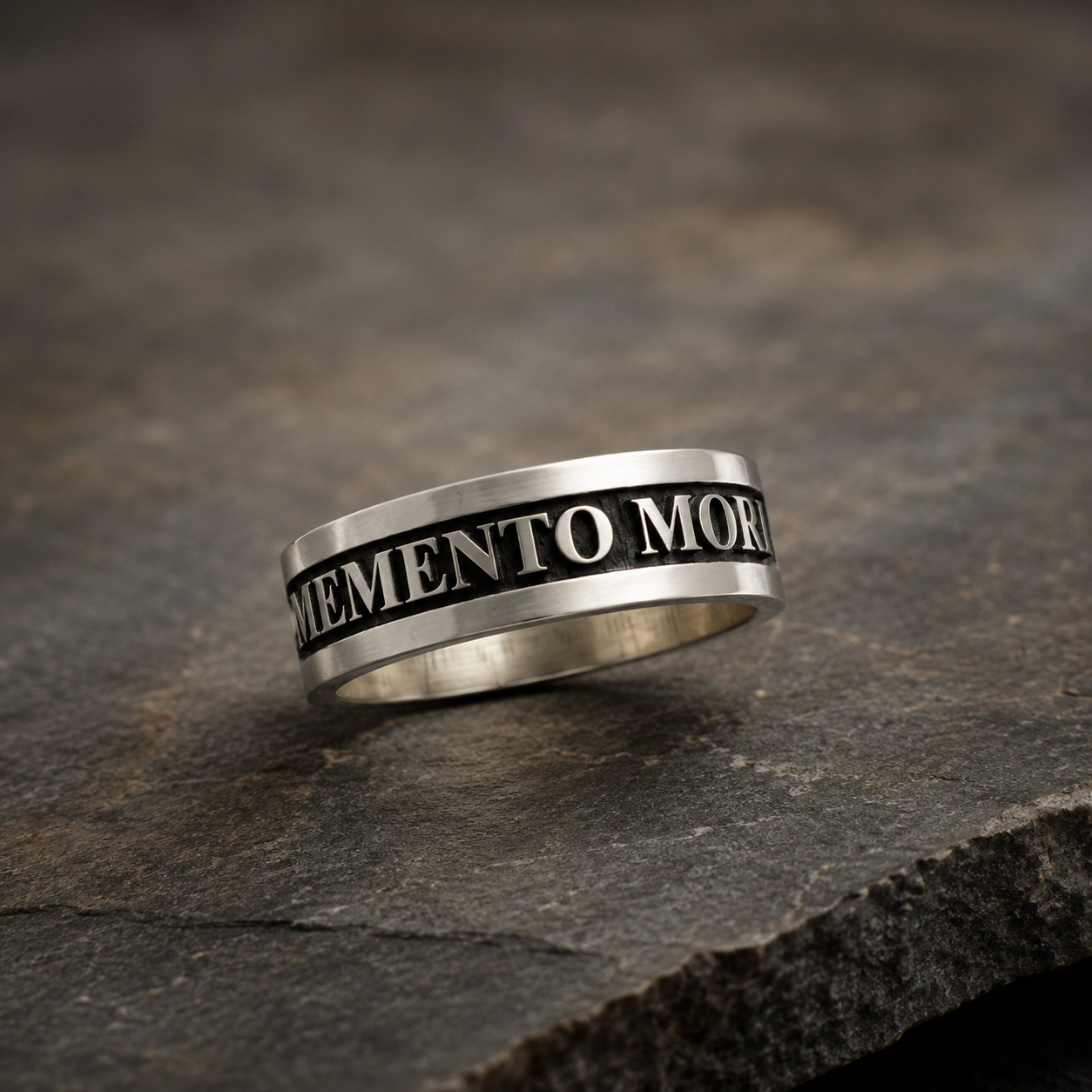 Anello Memento Mori da uomo in argento 925 su pietra nera, gioiello artigianale Made in Italy