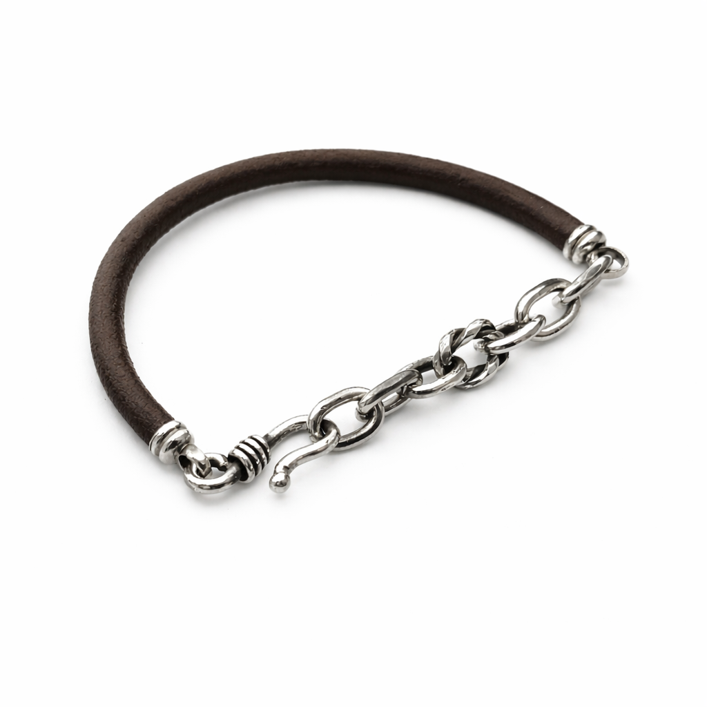 Bracciale uomo in cuoio con dettagli in argento 925, vista angolata della catena e del gancio di chiusura