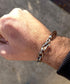 Bracciale uomo in cuoio e argento 925 indossato al polso, stile casual artigianale