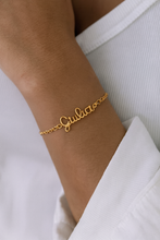 Carica l&#39;immagine nel visualizzatore di Gallery, Bracciale personalizzato in argento 925 placcato oro con nome Giulia, indossato al polso femminile, gioiello artigianale italiano
