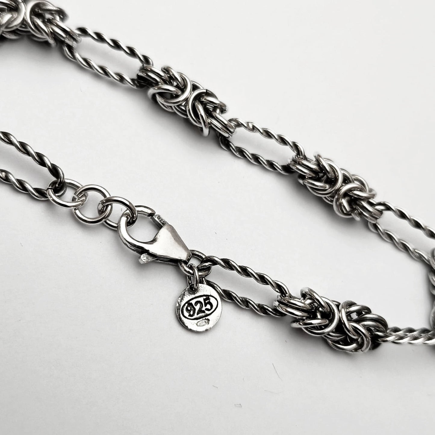 Dettaglio catena bizantina in argento 925 brunito lavorazione artigianale italiana