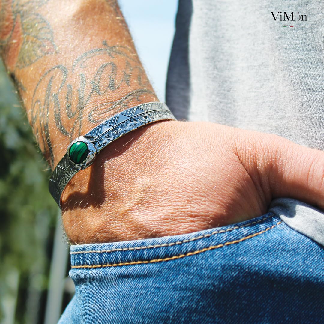 Uomo indossa bracciale rigido in argento 925 con pietra malachite verde
