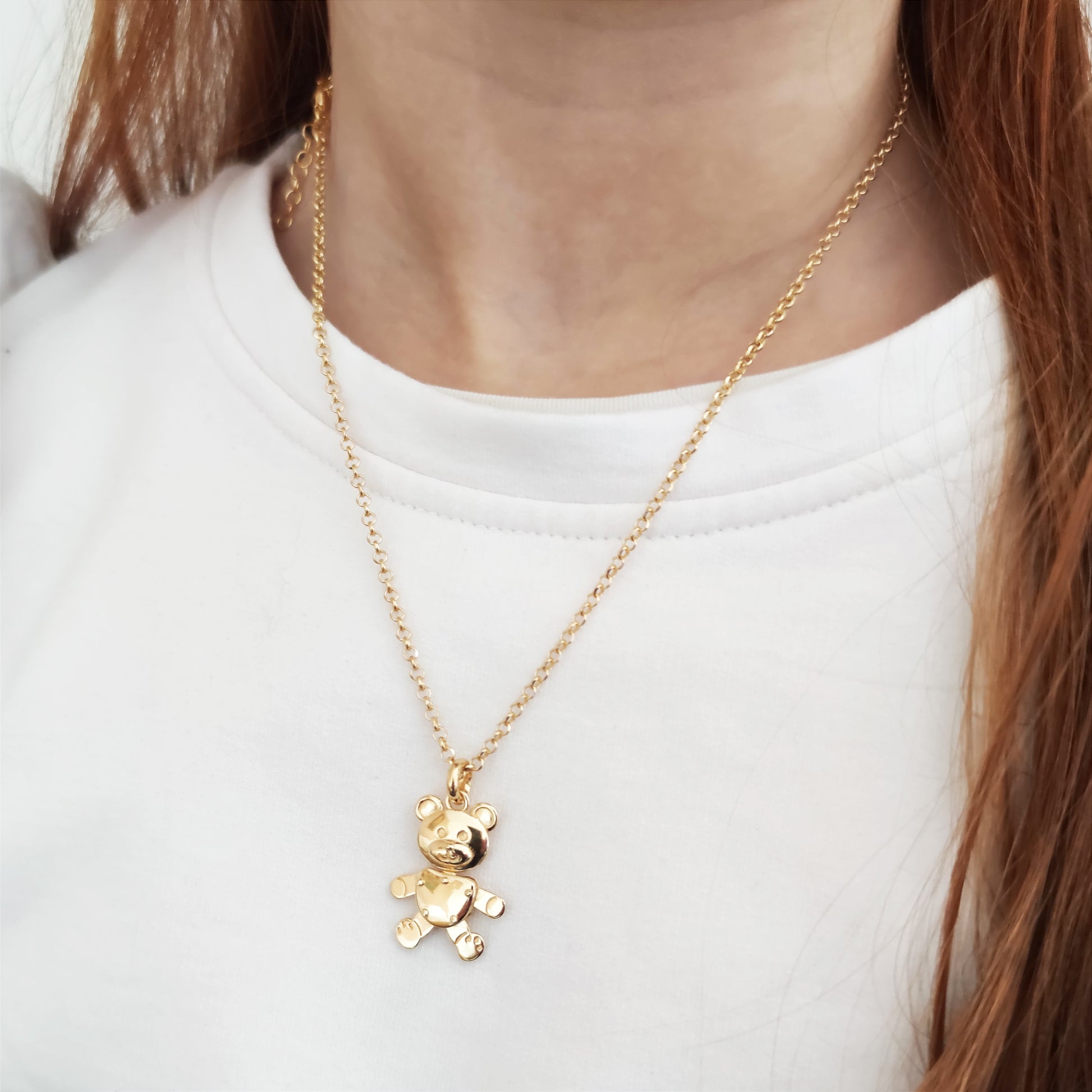 Collana orsetto in argento 925 placcato oro indossata al collo – ViMon Gioielli
