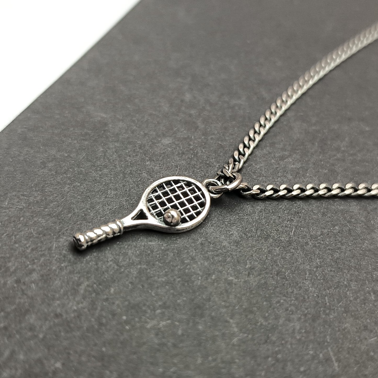 Dettaglio ciondolo racchetta tennis in argento 925 su catena grumetta 2 mm, collana artigianale uomo