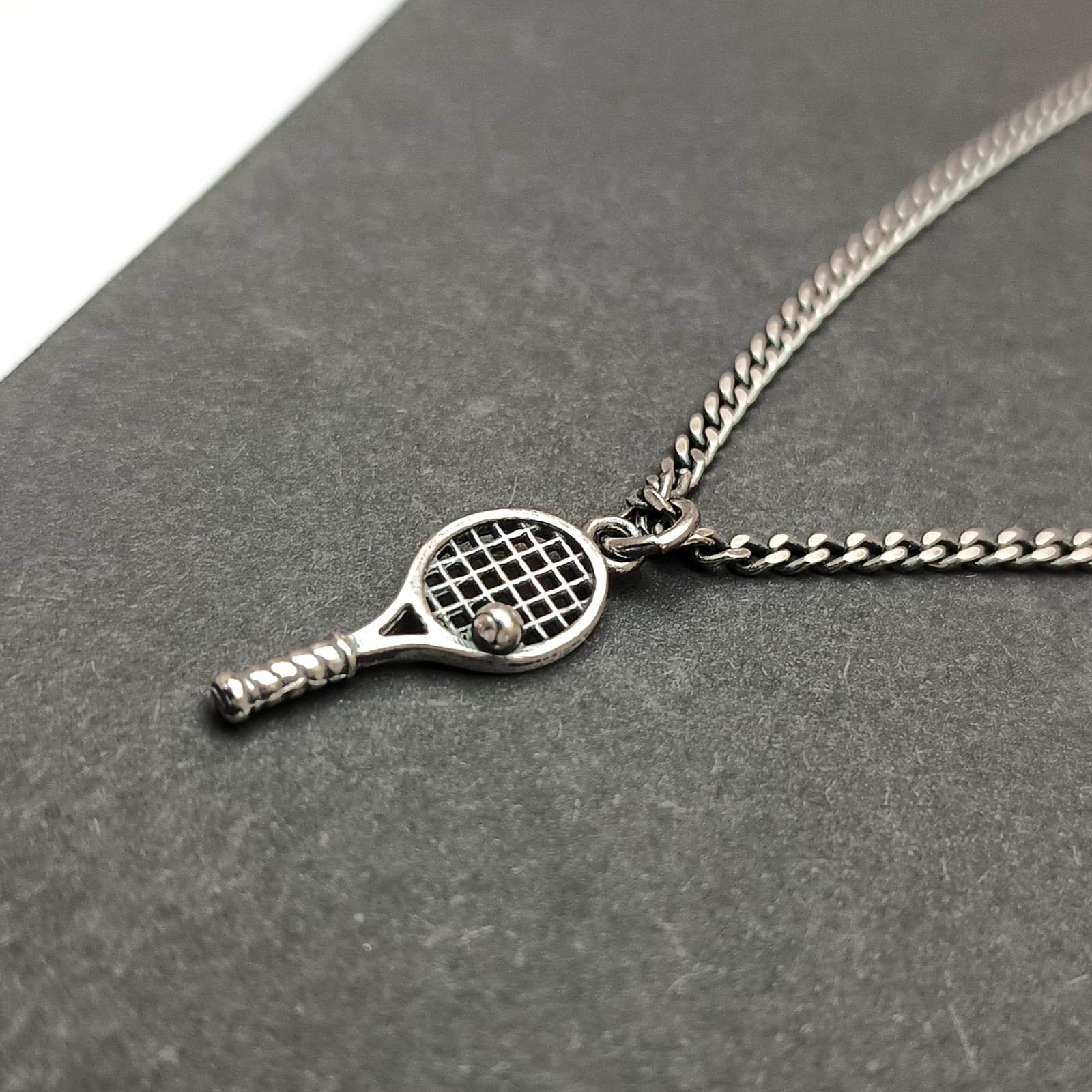 Dettaglio ciondolo racchetta tennis in argento 925 su catena grumetta 2 mm, collana artigianale uomo