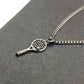 Dettaglio ciondolo racchetta tennis in argento 925 su catena grumetta 2 mm, collana artigianale uomo