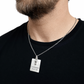 uomo con t-shirt nera indossa la collana vimon in argento 925 brunito con ciondolo a forma di ciuccio e piastrina dogtag incisa con nome e data figlio figlia