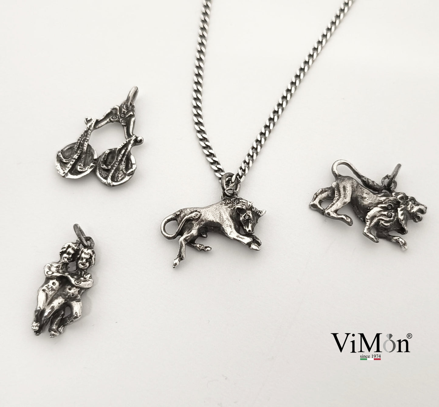 Fotografia reale di diversi ciondoli con segni zodiacali in argento 925 brunito e collana con catena grumetta ViMon Gioielli. Copia