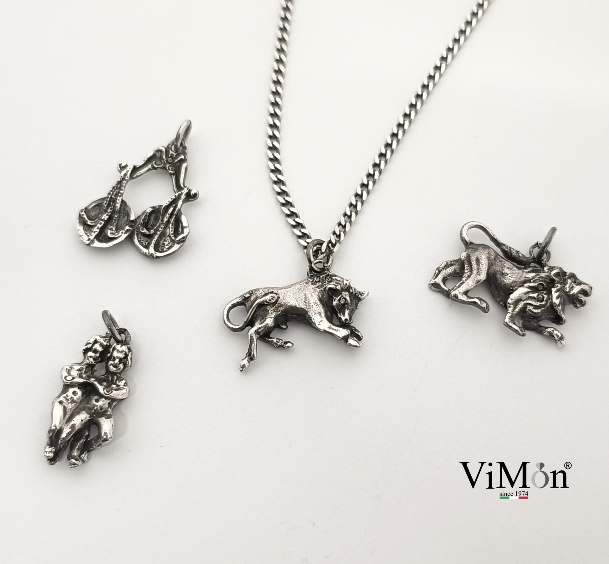 Fotografia reale di diversi ciondoli con segni zodiacali in argento 925 brunito e collana con catena grumetta ViMon Gioielli. Copia
