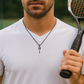 Collana tennista uomo in argento 925 con ciondolo racchetta, catena grumetta 2 mm indossata con maglia bianca