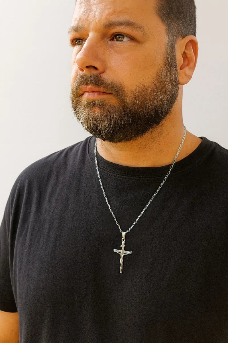 Uomo con collana croce in argento rodiato 925, gioiello elegante e moderno made in Italy