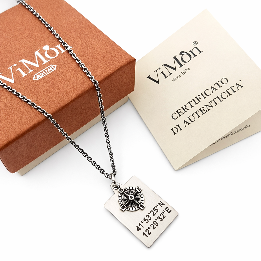 Collana in argento 925 con piastrina incisa coordinate GPS e bussola, con scatola ViMon e certificato di autenticità, sfondo bianco