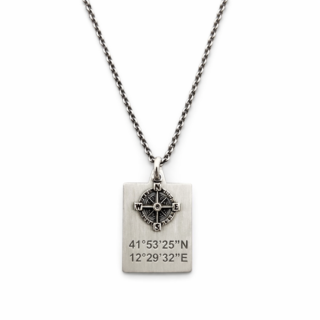 Collana con piastrina in argento 925 e bussola, incisione coordinate GPS, su catena, sfondo bianco