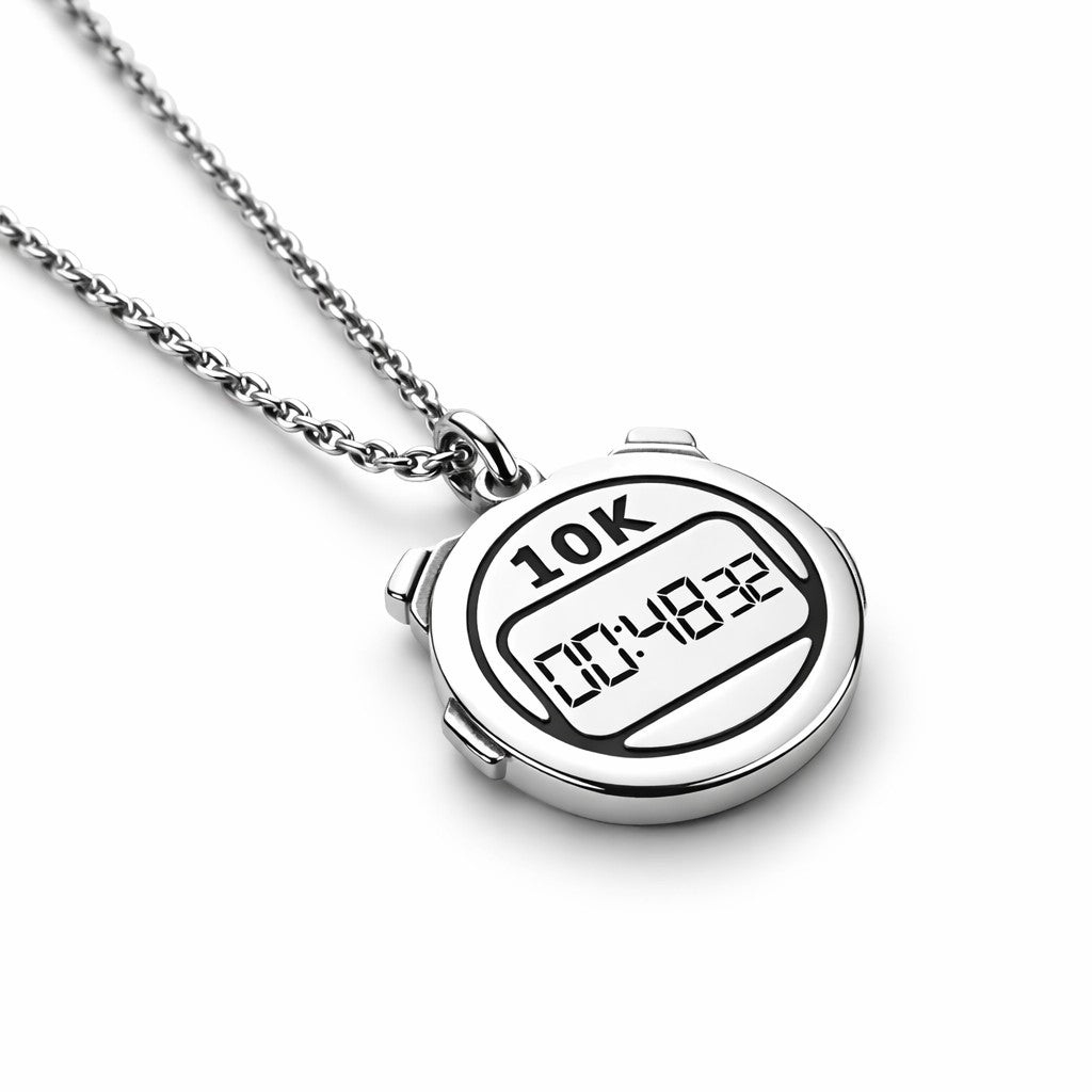 Dettaglio ciondolo cronometro argento 925 inciso 10K 00:48:32 collana sportiva personalizzata