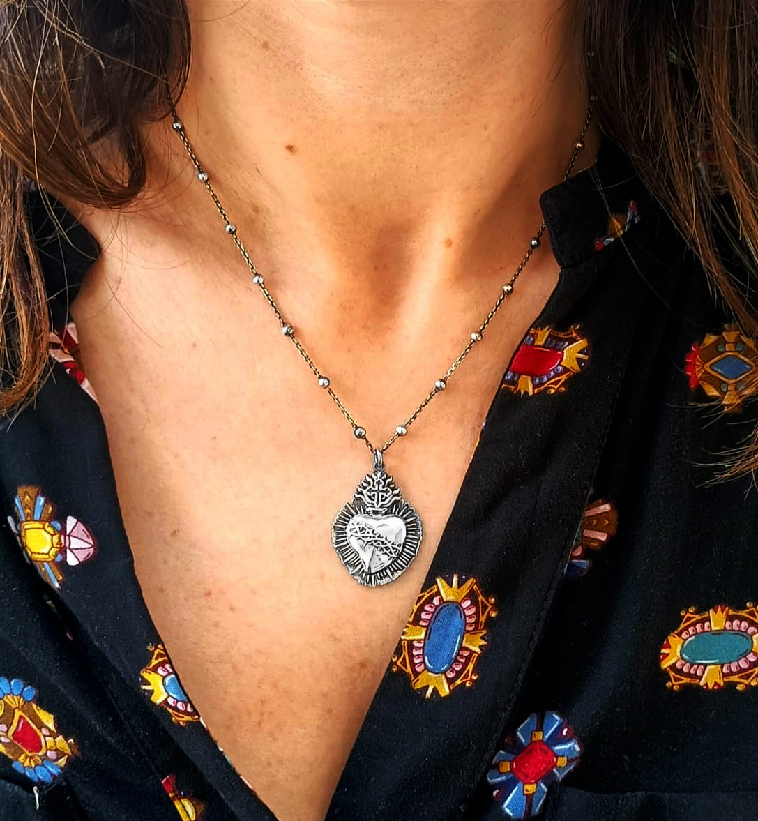 Collana Sacro Cuore Ex Voto in argento 925 indossata da donna, gioiello artigianale