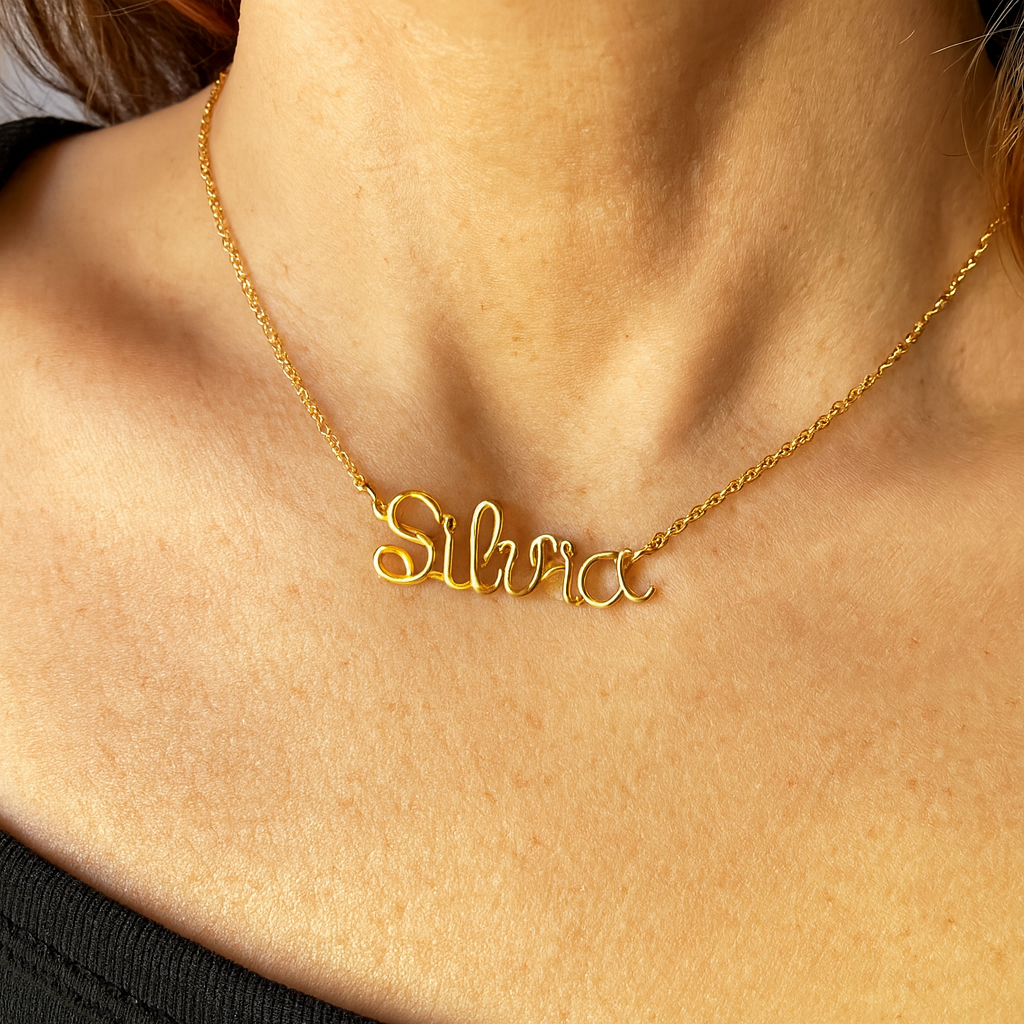 Collana personalizzata con nome femminile in argento indossata al collo