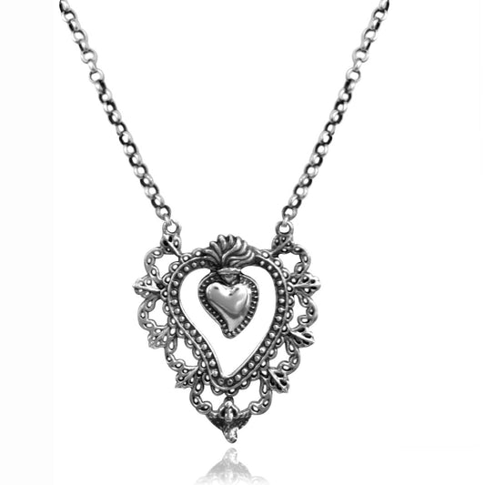 Collana in argento con pendente a forma di cuore stilizzato con dettagli floreali e decorativi, lavorata a mano con finiture artigianali.