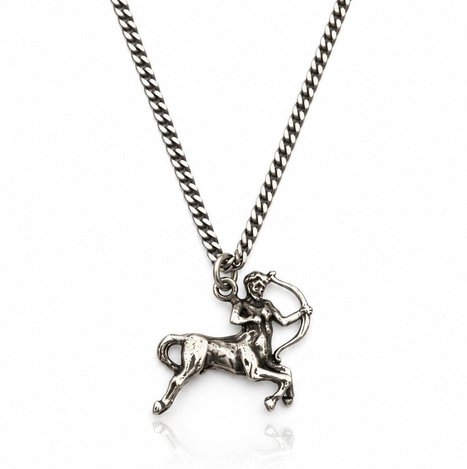 Collana segno zodiacale Sagittario in argento 925 brunito con catena grumetta da 2 mm, realizzata artigianalmente in Italia.