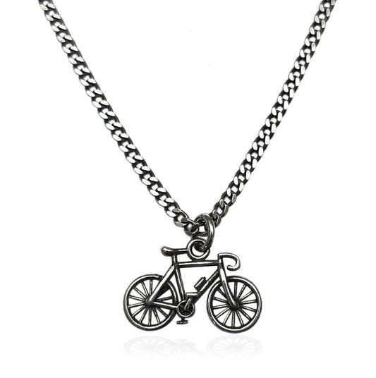 Collana artigianale da uomo in argento 925 brunito con catena grumetta e ciondolo a forma di bicicletta da corsa. ViMon Gioielli.
