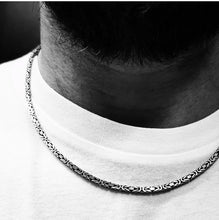 Carica l&#39;immagine nel visualizzatore di Gallery, Primo piano di una collana uomo in argento a maglia bizantina indossata, che mette in risalto il design unico
